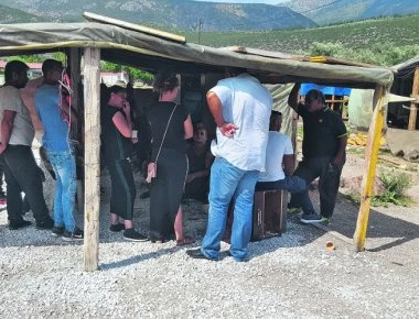 Έκρυθμη η κατάσταση στην Άμφισσα: Οι τσιγγάνοι απειλούν να πάρουν τον νόμο στα χέρια τους (βίντεο)